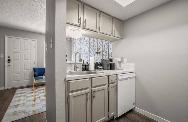 Modern Stay Near Downtown | Fast Wi-Fi+ Parking