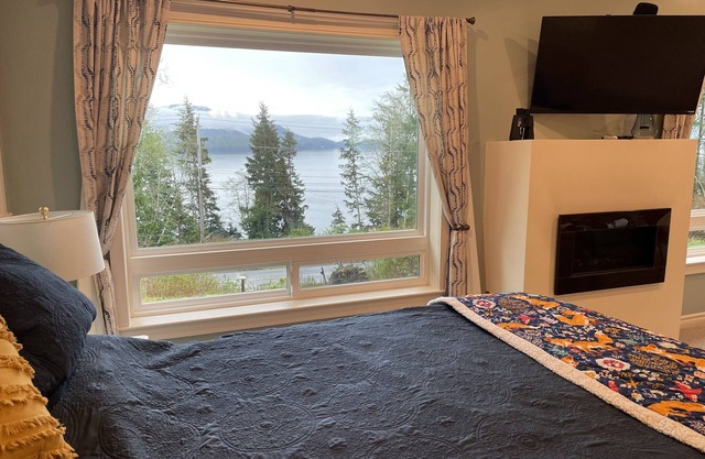 Modern Stay With an Alaskan Ocean View
