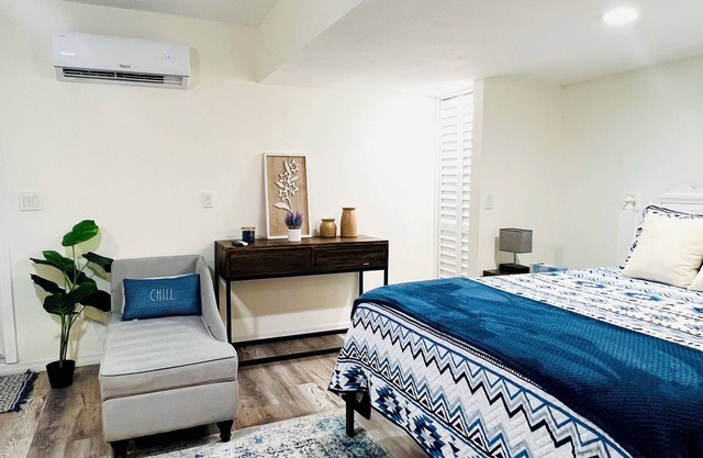 Modern Studio 10 Min to Beach with Kitchen, AC, Fast Wi-Fi and Private Bathroom.