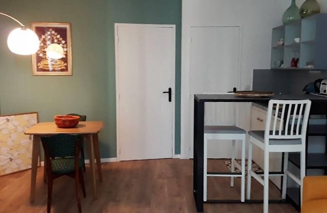 Estudio moderno de 23² en el corazón del pueblo medieval.