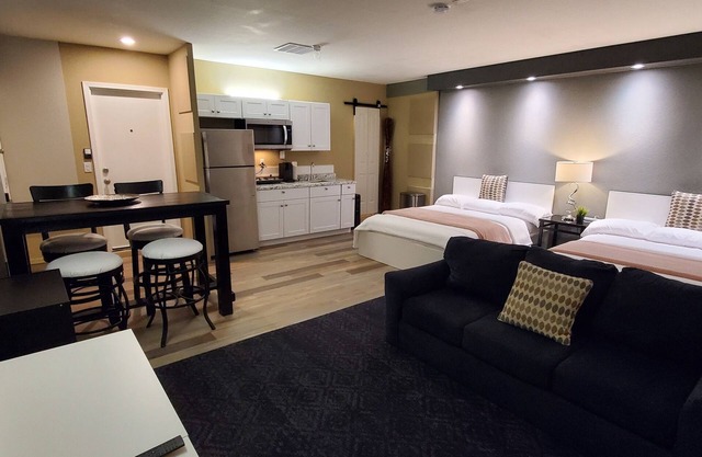 Modern Studio / 2 min from Phoenix Raceway & 12 min from State Farm Stadium!**