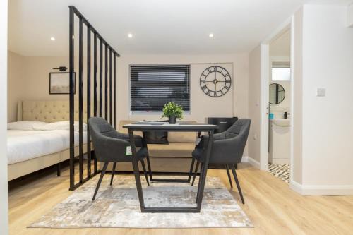 Modern Studio Apart Large Garden