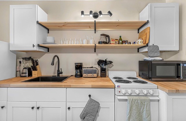 Modern Studio Apartment - King Bed