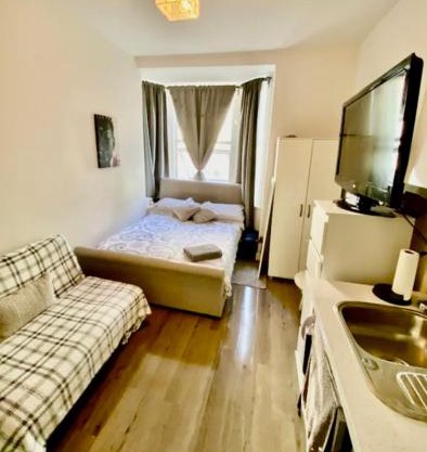 modern studio Apartment sleeps 4 people opposite Westfield Shepherds bush