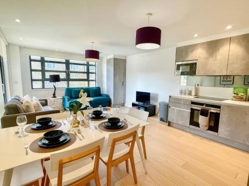 Modern Studio Apartments & 3Bedroom flat with Pvt Balcony steps from Regent's Park