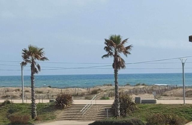 Estudio moderno cerca de la playa y tiendas, terraza soleada