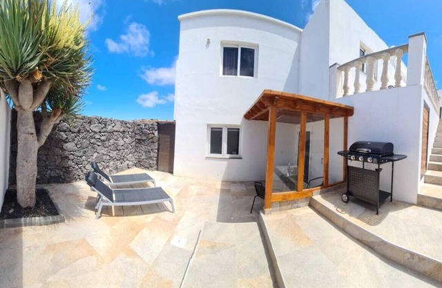 Estudio acogedor con impresionantes vistas costeras, balcón y barbacoa en Tinajo