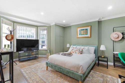 Modern Studio - Notting Hill Blue Door
