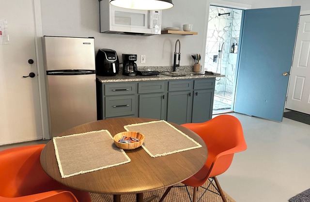 Modern Studio Retreat Stylish Spacious MR