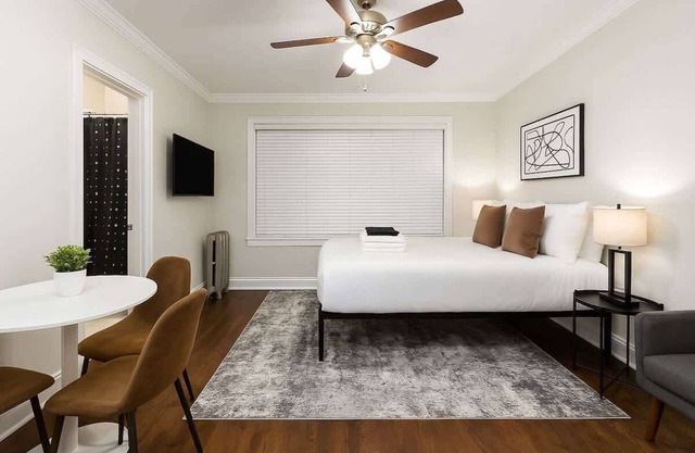 Modern Studio Retreat– Near Museum & Parks