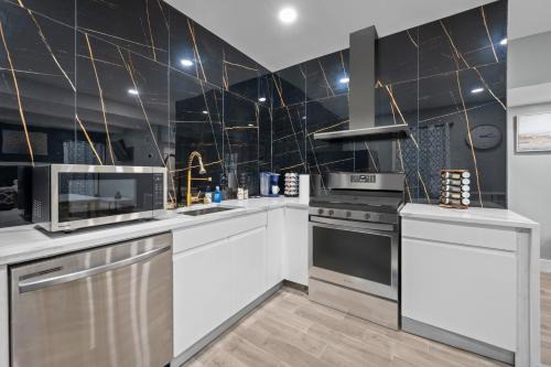 Modern Studio Retreat with Free Park