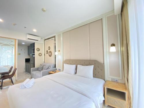 Modern Studio Room with Jacuzzi at Art Deco Apartment By Travelio