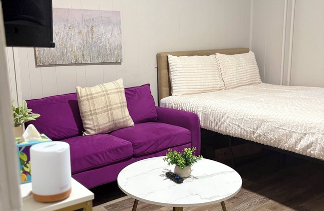 Modern Studio SmartTV, Coffee Bar & Rainfall Shower