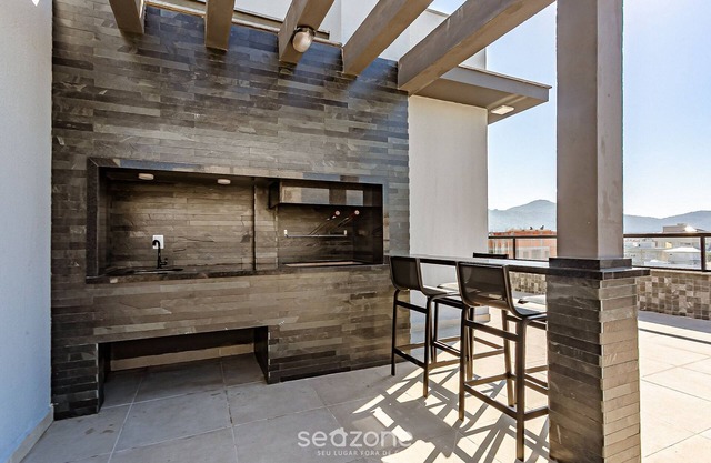 Modern Studio w/Family in English Sti105