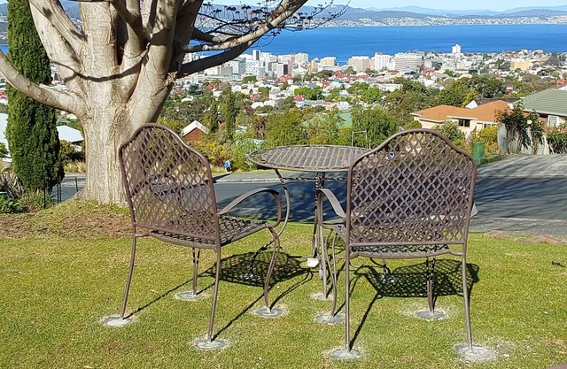 Modern studio walking distance to Hobart and Mt Knocklofty