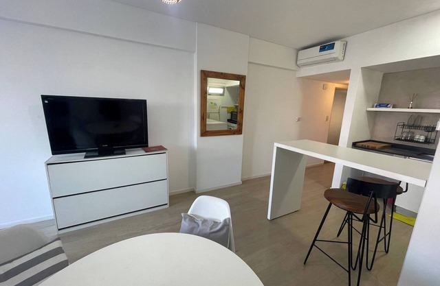 Estudio Moderno con Balcón en el Corazón de Buenos Aires
