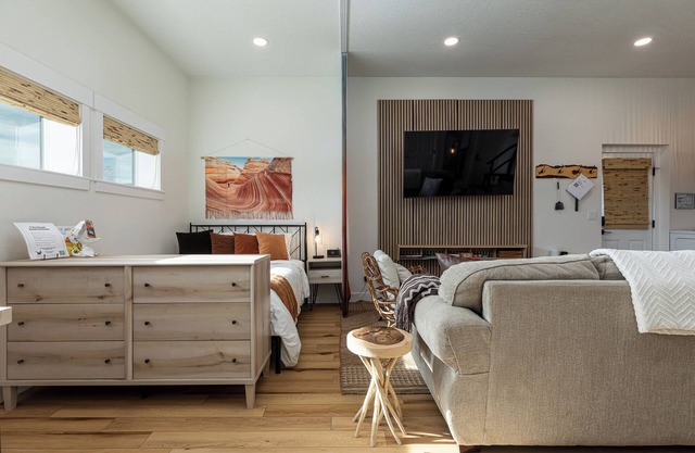 New Studio, Complete With Kitchen, Washer & Dryer, Fire Pit and Red Rock Views