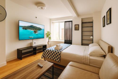 Modern Studio with Private Bathroom and Kitchen