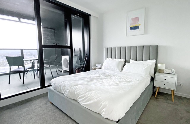 Modern Stylish 2 Bed, 2 Bath Apartment With Free Parking in Central Location