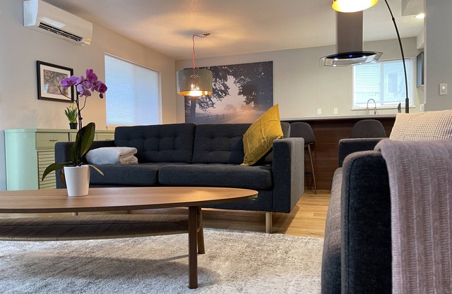 MODERNO, ESTILO EN CASA con concepto de piso abierto en la mejor ubicación, totalmente equipado