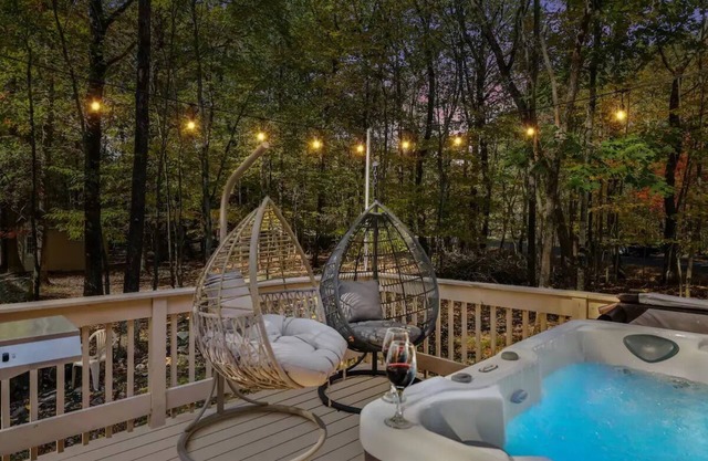 Modern Stylish Family Getaway w/ Hot Tub