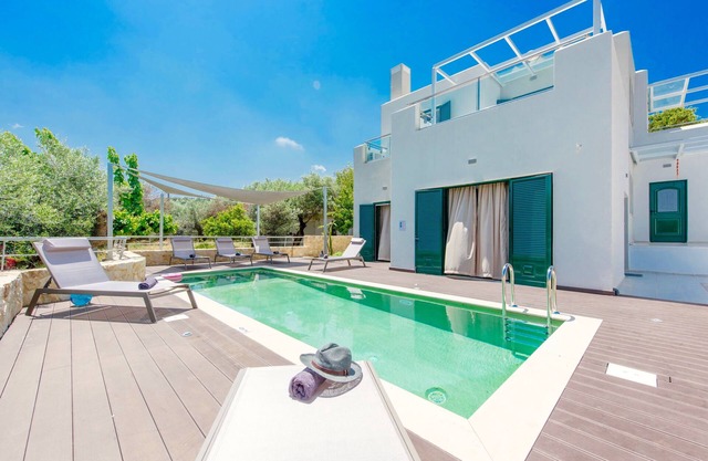 Villa moderna y elegante con 3 dormitorios, piscina privada y aire acondicionado.