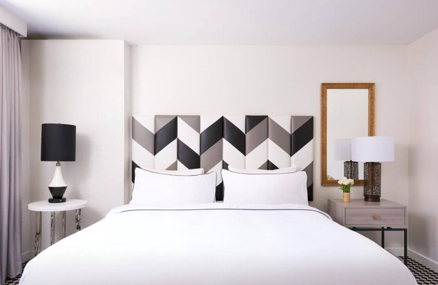 Modern Suite in Los Angeles, Striking City Views! Rooftop Pool, Pet-friendly!