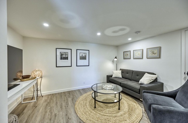 Modern Suite located on peaceful Vineyard in Summerland.