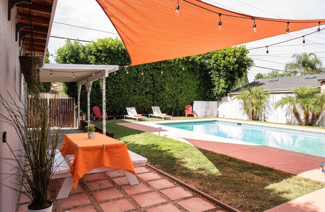 *Modern, Sunny, Great Location- Pool/BBQ/Firepit!*