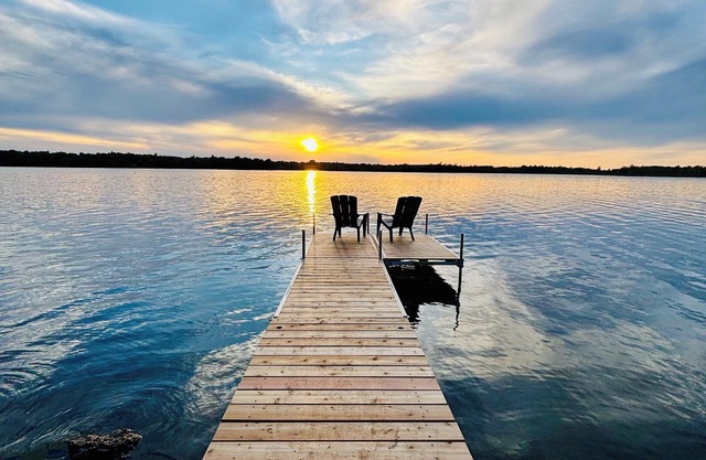 Cabaña moderna frente al lago con cargador para VE y puestas de sol