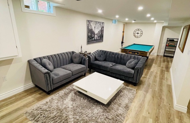 Modern Thorold Apt w/ Pool Table
