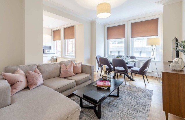 Modern Three Bedroom Apartment in Hammersmith