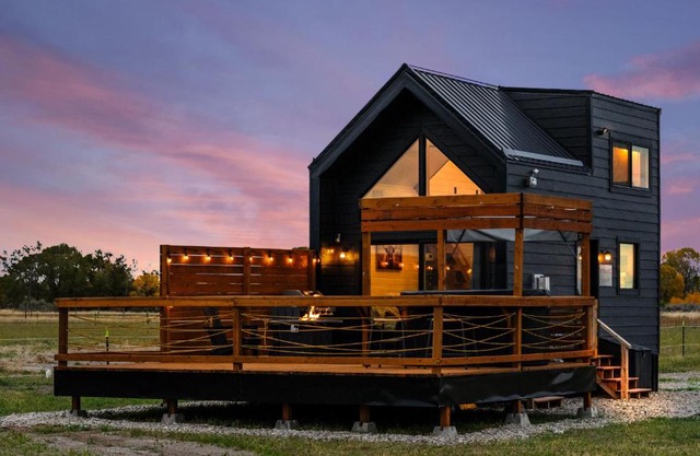 Modern Tiny Cabin, with Hot tub in Choteau MT