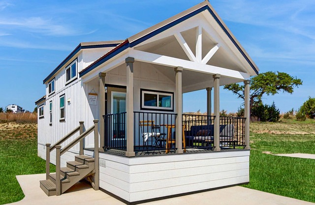 Modern tiny home with loft, kitchen, cozy patio and shared pools, great location