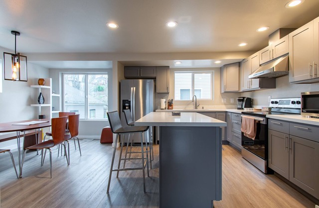 Modern Townhome North Beacon Hill - 5 minutes to Downtown