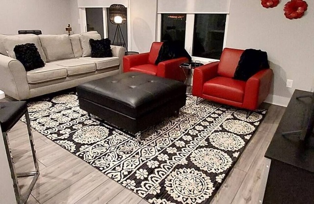 Modern Townhome Sleeps 8 / #4