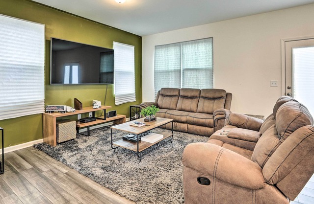 Modern Townhome w/ Patio Near Atlanta