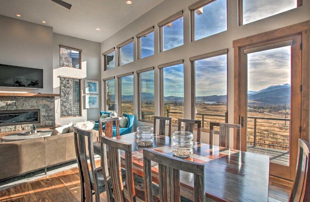 Modern Townhome with Mtn Views Less Than 7 Mi to Ski Resorts