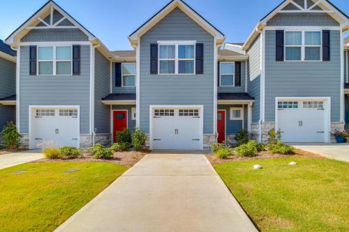 Modern Townhome with Patio 7 Mi to Dtwn Cartersville