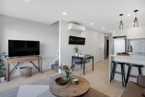 Modern Townhouse - Close to Airport, direct views of Mangere Mountain and Ambury Farm