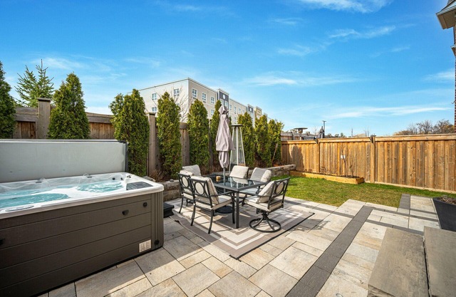 Modern Townhouse in quiet neighbourhood w/ Basement Arcade and Outdoor Hot-tub