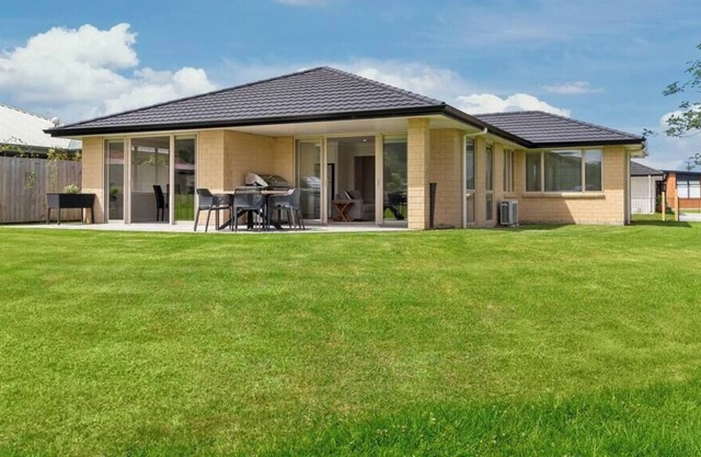 Beautiful town house next to Hauraki Rail Trail in Te Aroha