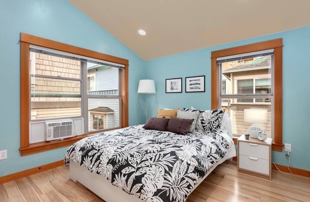 Modern Townhouse near DT Seattle & Stadium, Parking