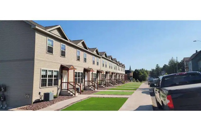 Modern Townhouse Walking Distance to Downtown