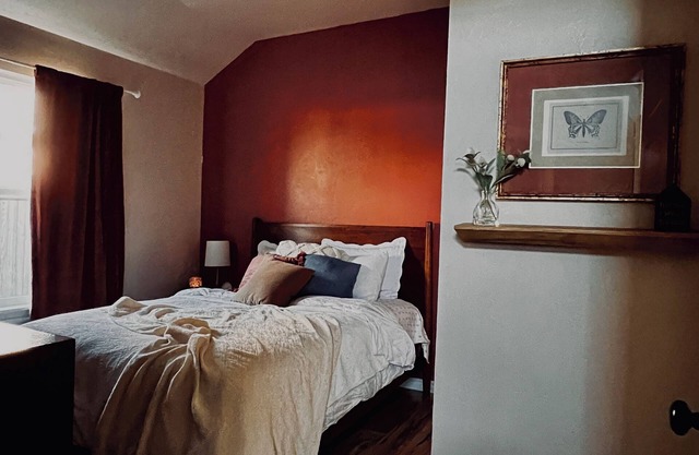 Modern Tranquility: Spacious 3BR Home, Near Transit & Shopping.