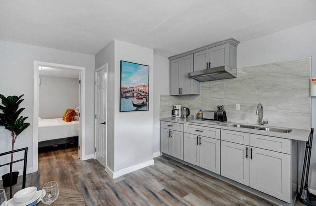 Modern Traveler's Cozy Retreat: Perfect for Solo Explorers and Small Families, Complete with a King Bed, Patio, and Kitchen.