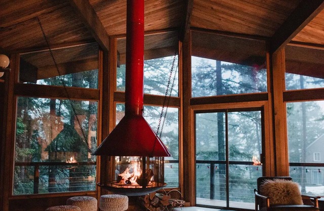 Modern Treehouse Cabin + Hot Tub