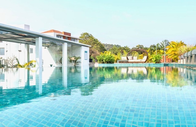 Modern Tropical 2bhk Near Beach Pool Garden