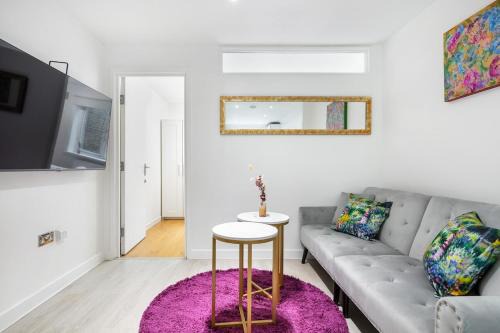 Modern Two Bed Apt with free Gated Parking Space