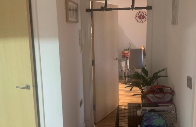 Modern Two Bed flat near to Heathrow and direct train link to Waterloo Station..